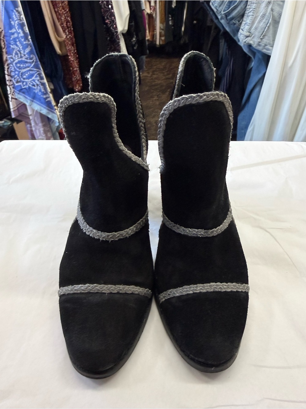 Journee Collection Country Shooties Black Suede Gray Trim Ankle Boots 7.5